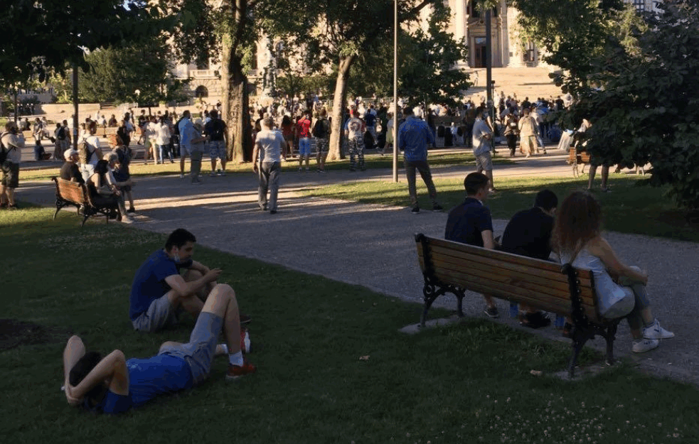 Ispred Skupštine Srbije počelo okupljanje građana, večerašnji protest najavljen je kao 